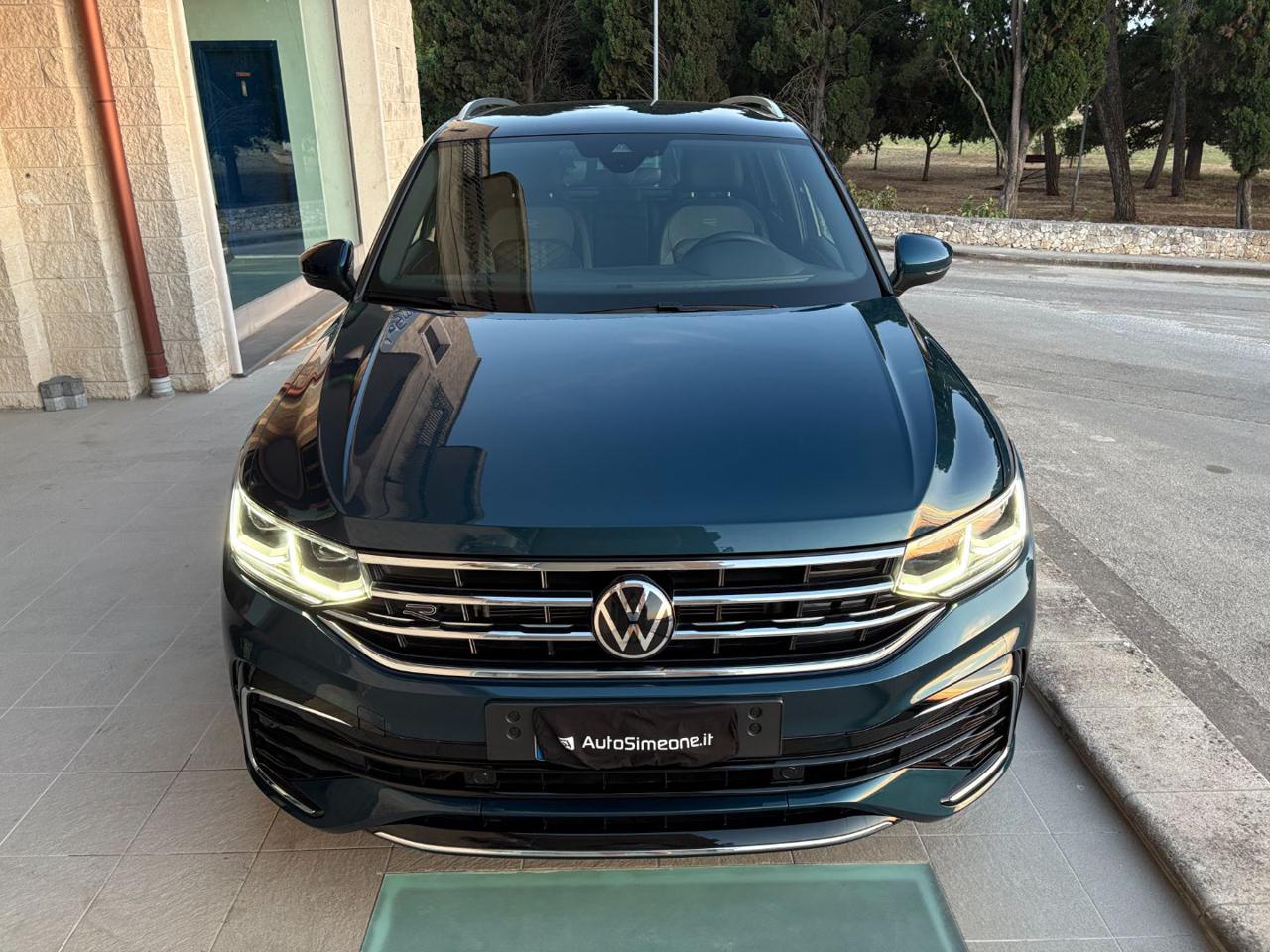 VOLKSWAGEN Tiguan 2.0 TDI 150 CV SCR DSG R-Line LUCI AMBIENTE - 2