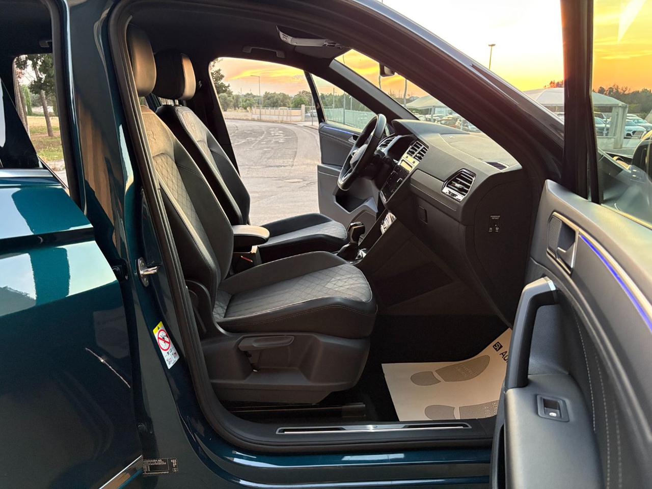 VOLKSWAGEN Tiguan 2.0 TDI 150 CV SCR DSG R-Line LUCI AMBIENTE - 9