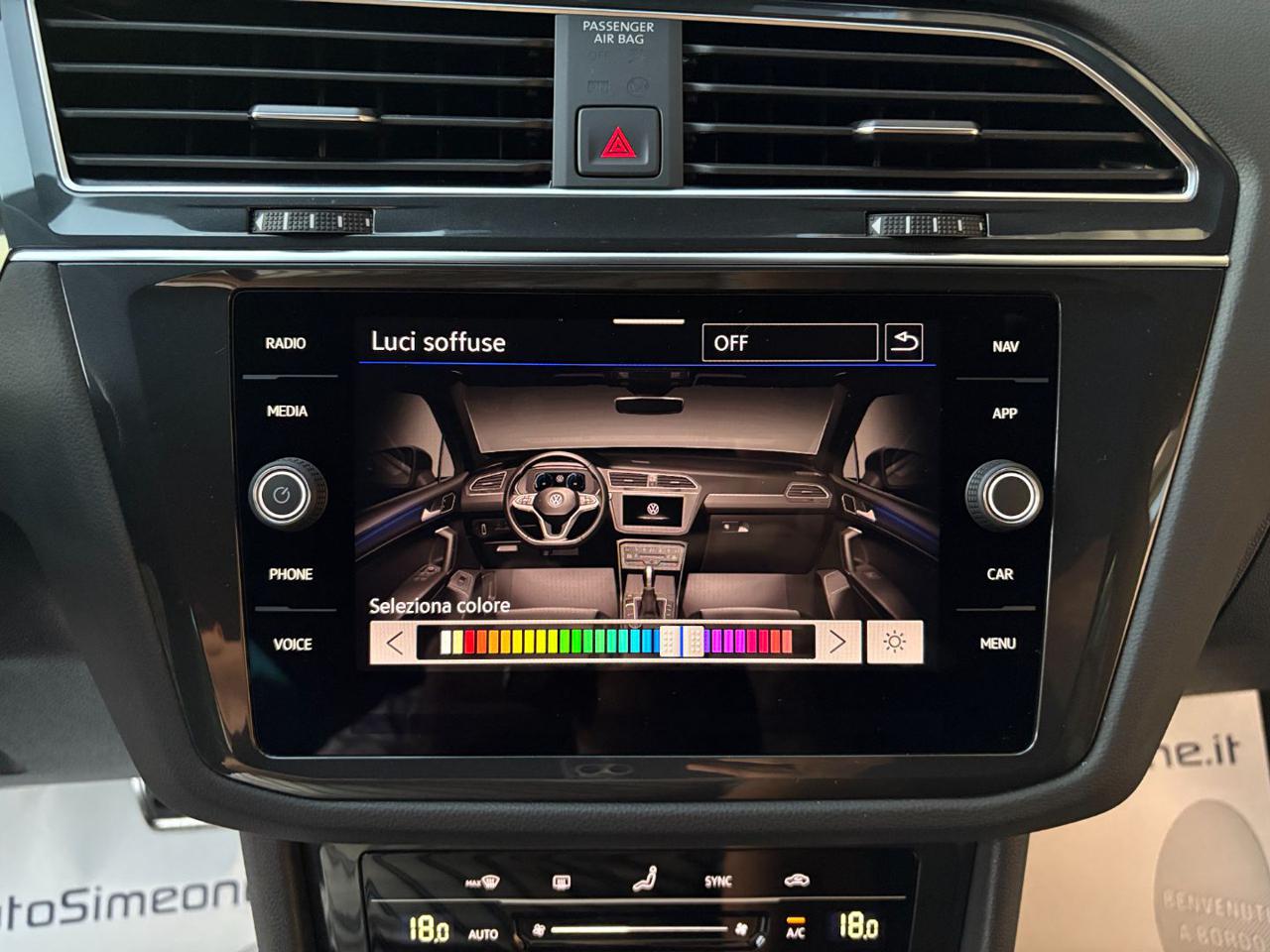 VOLKSWAGEN Tiguan 2.0 TDI 150 CV SCR DSG R-Line LUCI AMBIENTE - 16