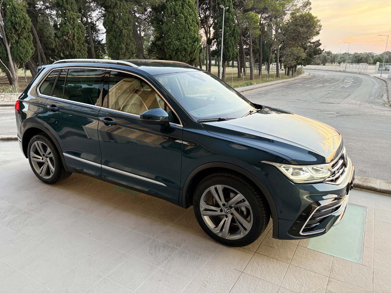 VOLKSWAGEN Tiguan 2.0 TDI 150 CV SCR DSG R-Line LUCI AMBIENTE - 3