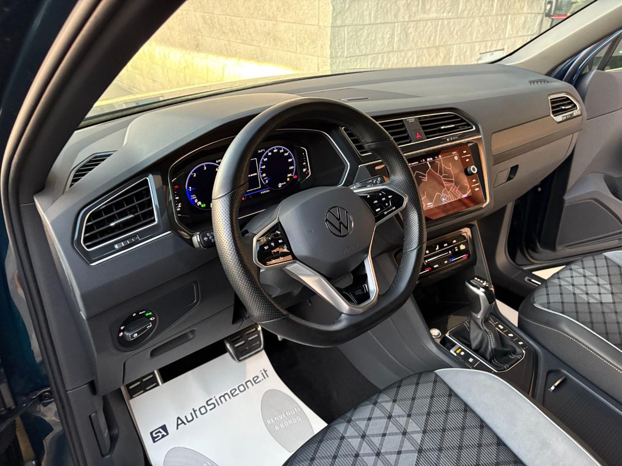 VOLKSWAGEN Tiguan 2.0 TDI 150 CV SCR DSG R-Line LUCI AMBIENTE - 12