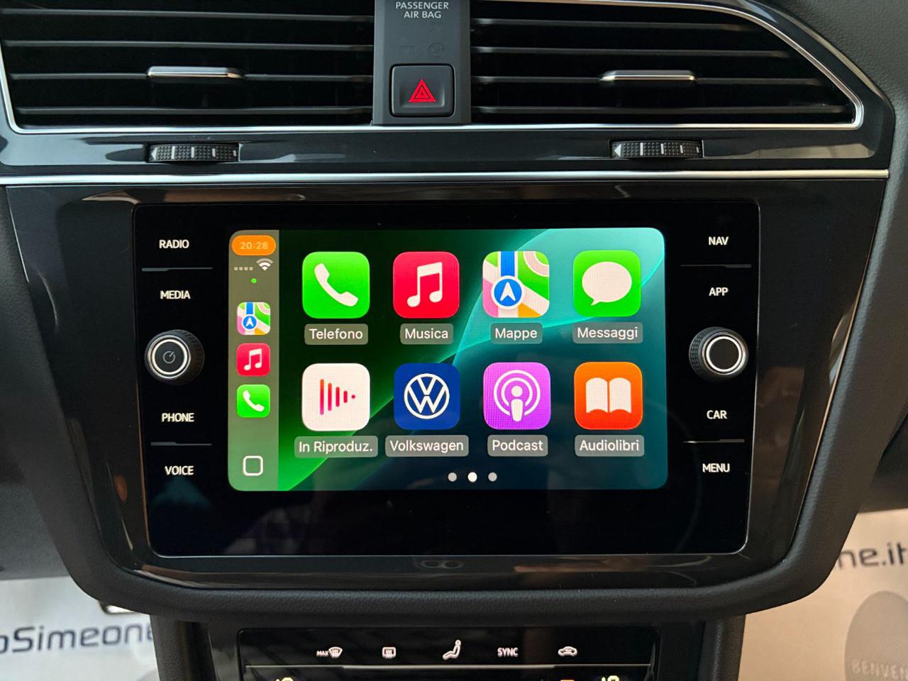 VOLKSWAGEN Tiguan 2.0 TDI 150 CV SCR DSG R-Line LUCI AMBIENTE - 23