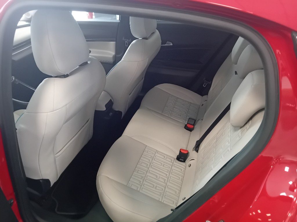 Clicca per ingrandire 600 - Hybrid 100 CV DCT MHEV La Prima