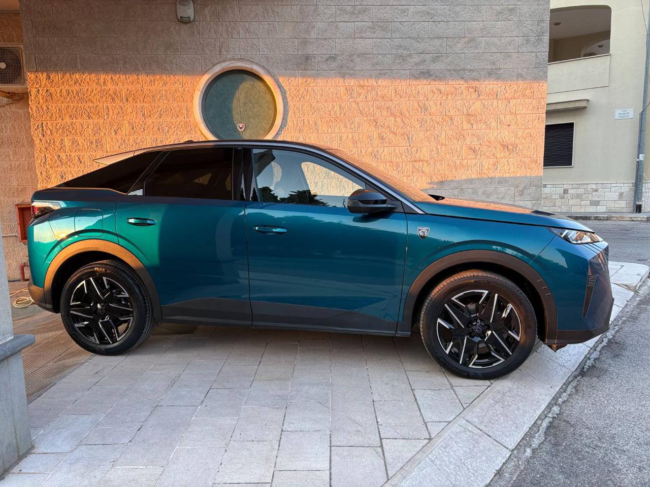 PEUGEOT 3008 Hybrid 136 e-DCS6 GT - 4
