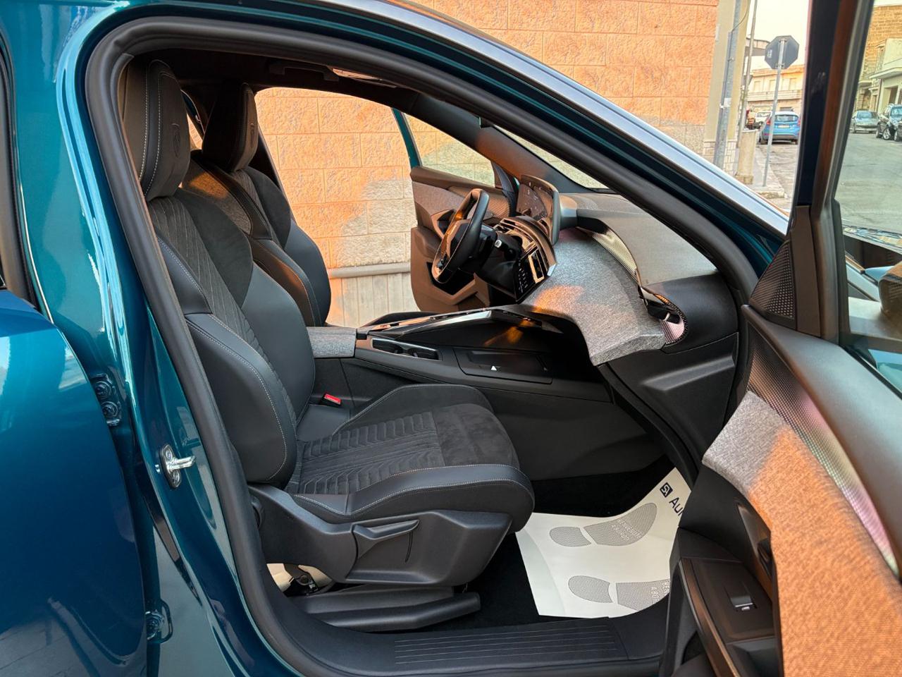 PEUGEOT 3008 Hybrid 136 e-DCS6 GT - 8