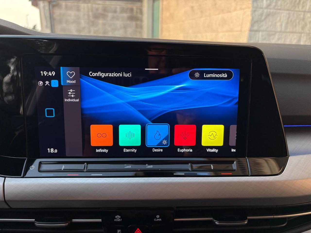VOLKSWAGEN Golf 2.0 TDI DSG SCR Life COCKPIT-LUCI AMBIENTE - 26