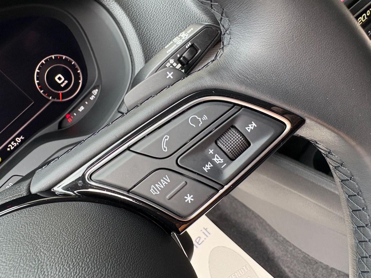 AUDI Q2 30 TDI S tronic Admired Advanced COCKPIT - 24