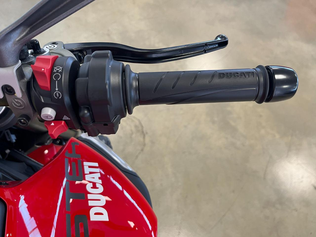 DUCATI Monster 937 PLUS RED - 10