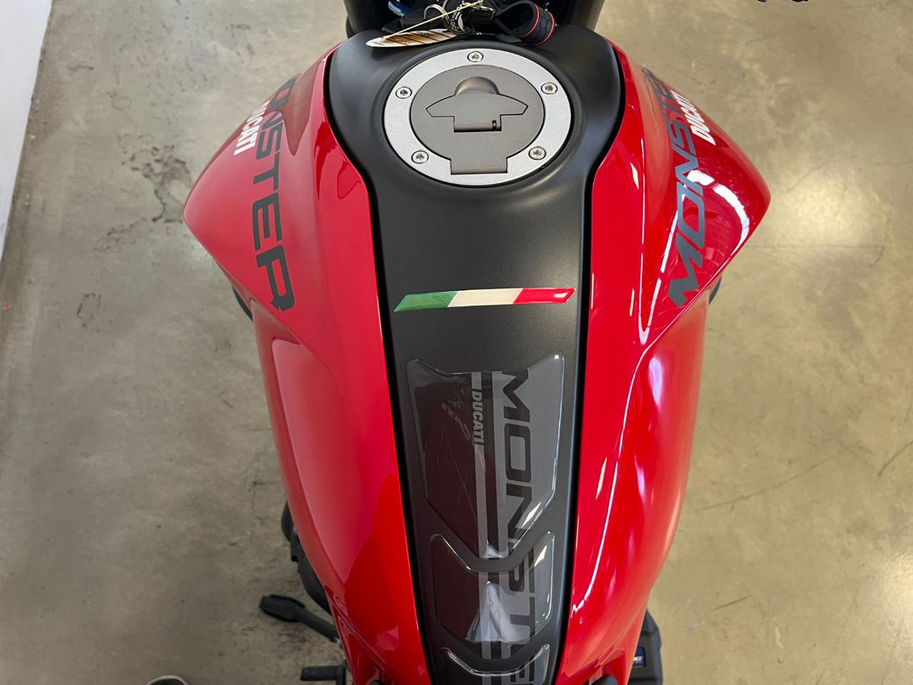DUCATI Monster 937 PLUS RED - 12