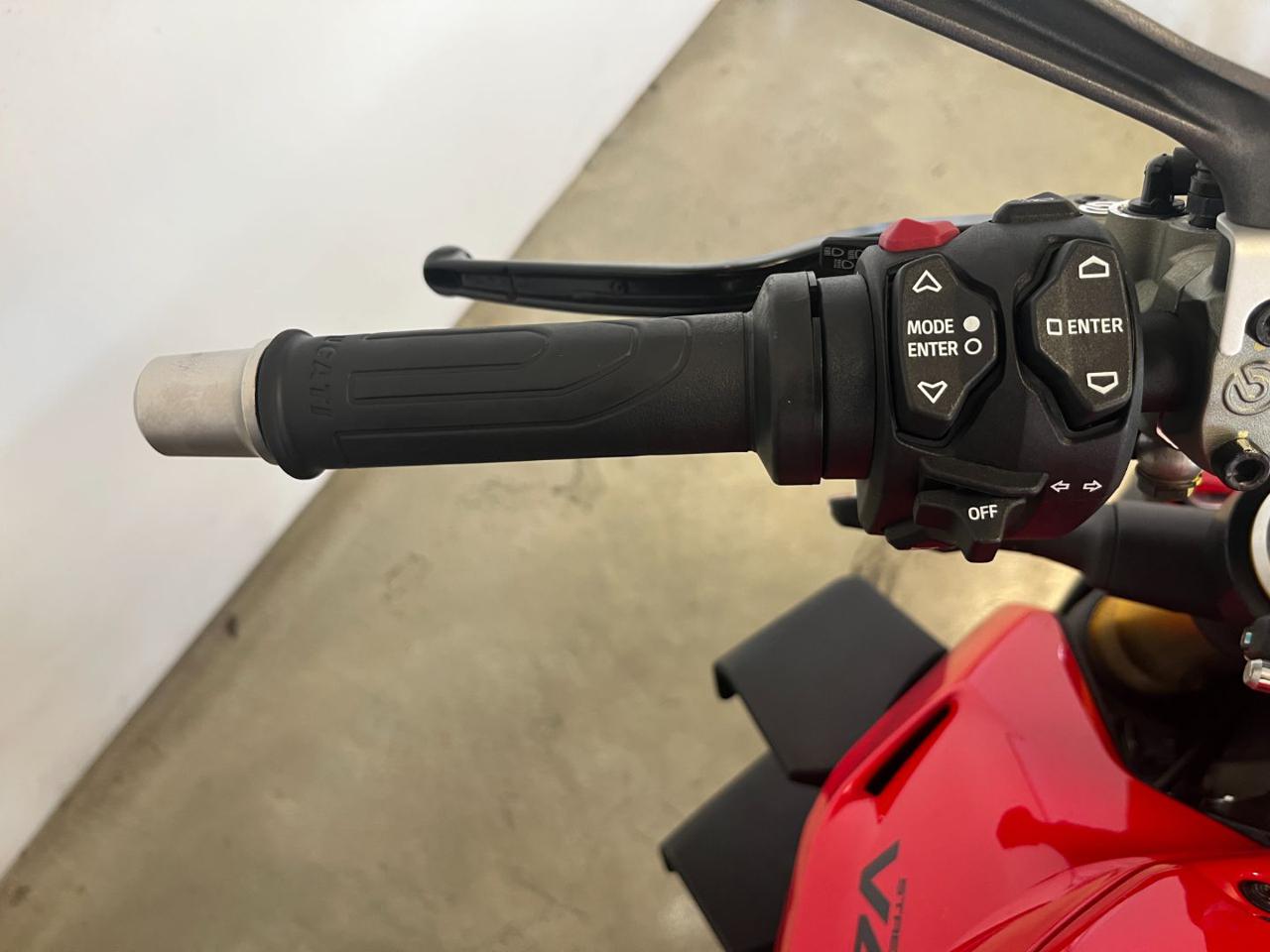 DUCATI Streetfighter V4 V4S RED - 12