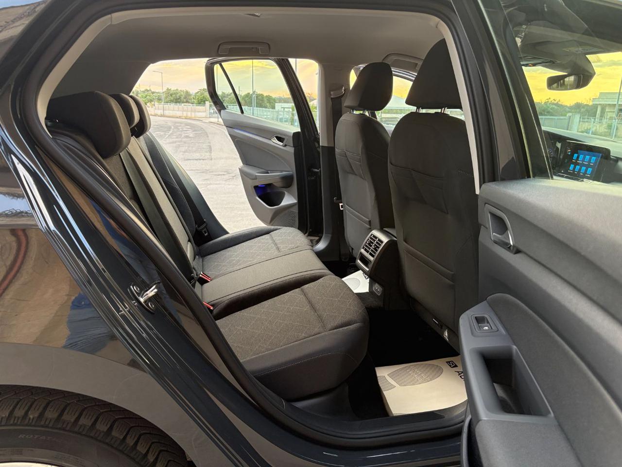 VOLKSWAGEN Golf 2.0 TDI 150 CV DSG SCR Life LUCI AMBIENTE - 11