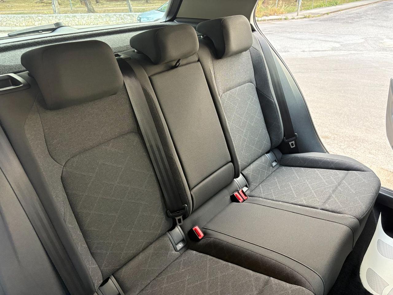 VOLKSWAGEN Golf 2.0 TDI 150 CV DSG SCR Life LUCI AMBIENTE - 19