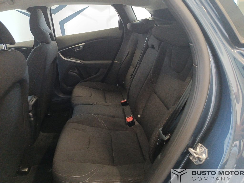 VOLVO V40 2.0 d2 R-design - 9