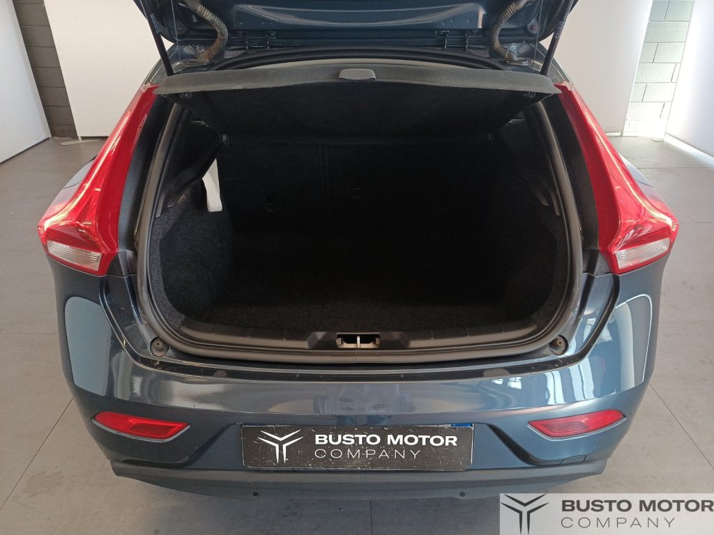 VOLVO V40 2.0 d2 R-design - 10