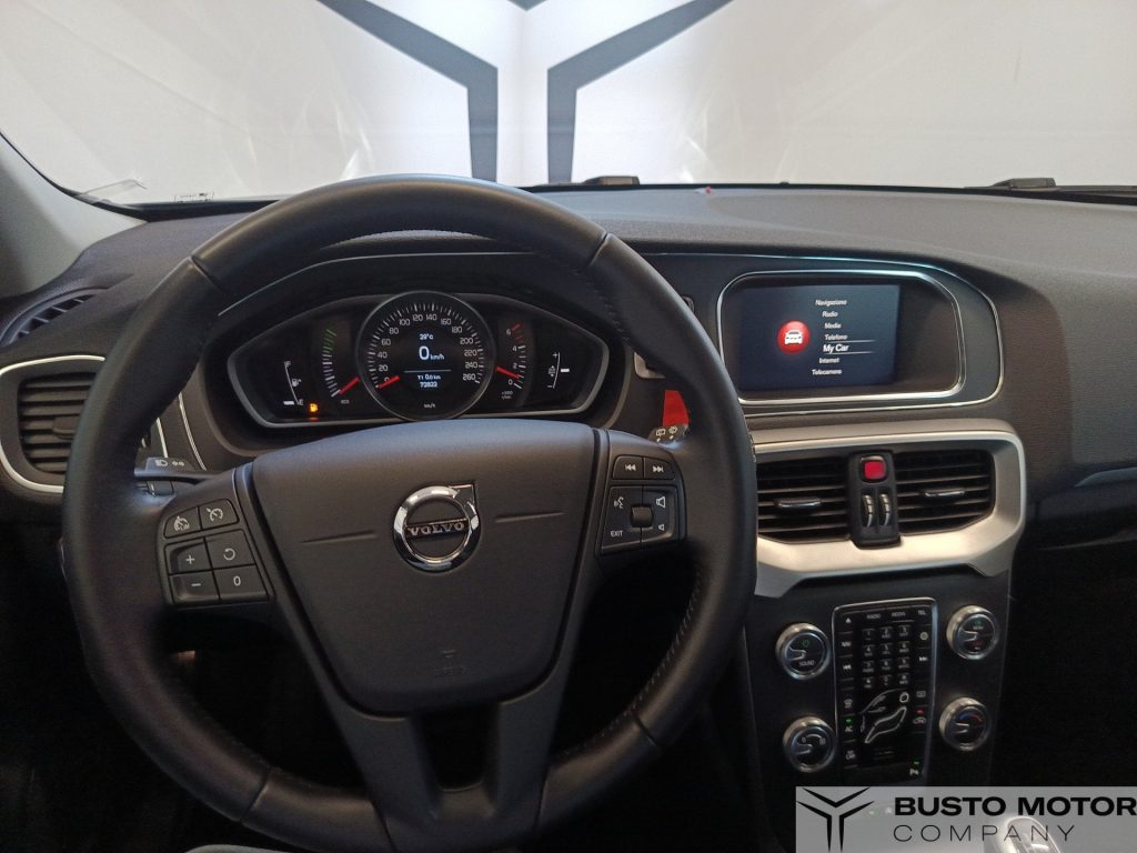 VOLVO V40 2.0 d2 R-design - 11