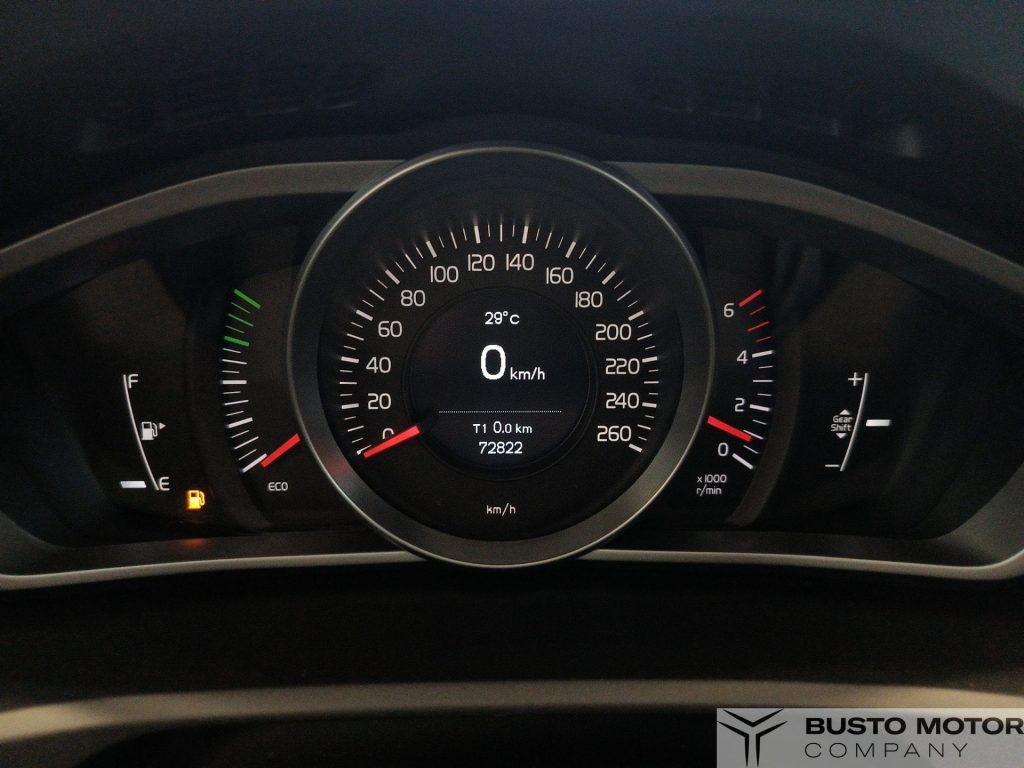 VOLVO V40 2.0 d2 R-design - 12