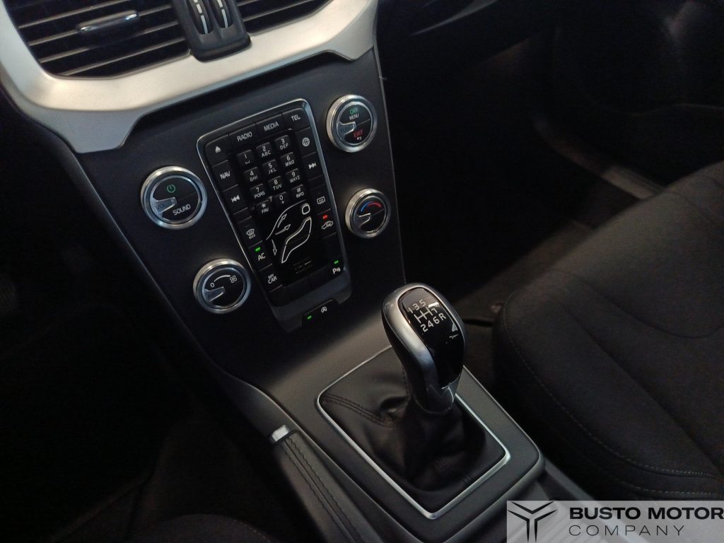 VOLVO V40 2.0 d2 R-design - 14
