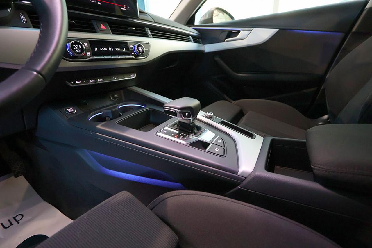 AUDI A4 35 TFSI Avant S-Tronic S-Line - 38