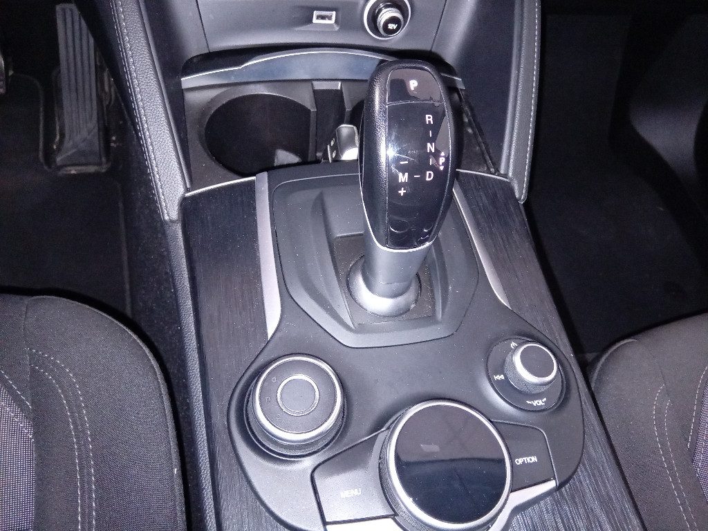Clicca per ingrandire Stelvio - 2.2 Turbodiesel 190 CV AT8 RWD Business