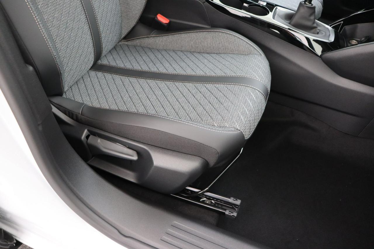 PEUGEOT 2008 PureTech 100 S&S Allure - 17