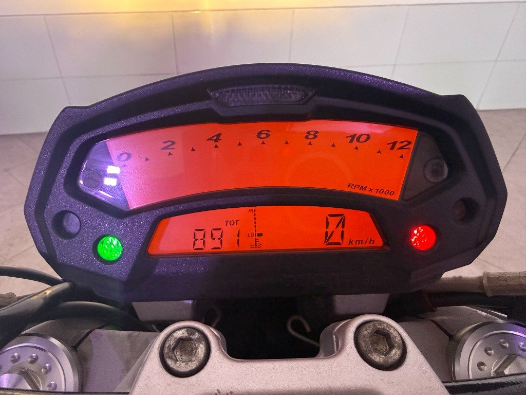 DUCATI Monster 696 PLUS - 7