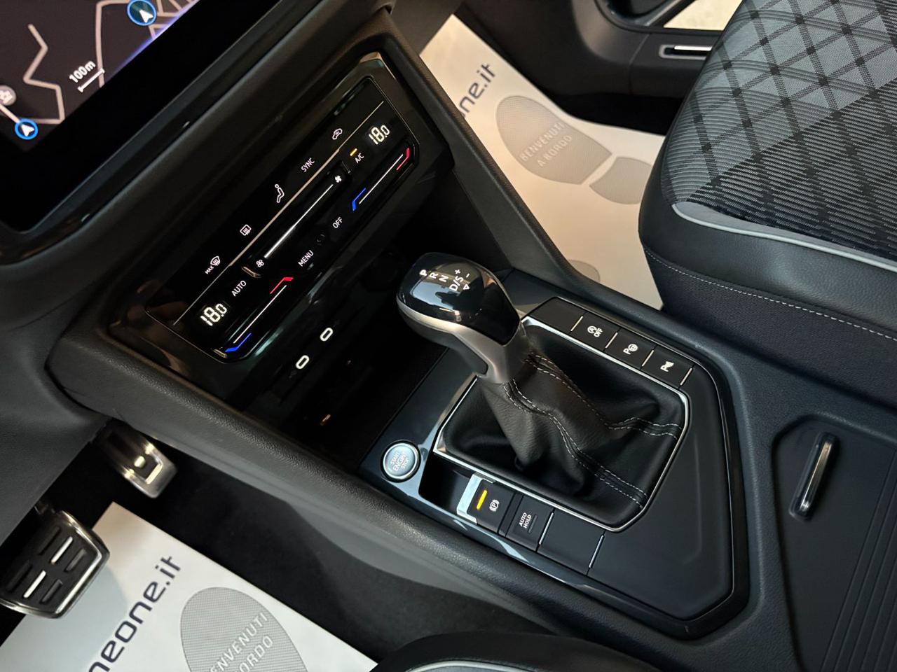 VOLKSWAGEN Tiguan 2.0 TDI 150 CV SCR DSG R-Line LUCI AMBIENTE - 26