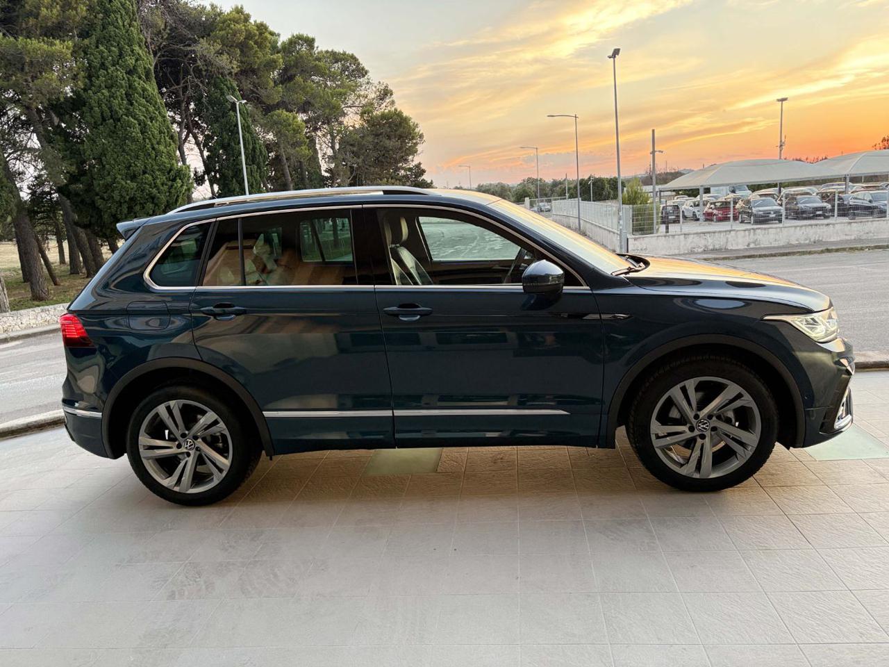 VOLKSWAGEN Tiguan 2.0 TDI 150 CV SCR DSG R-Line LUCI AMBIENTE - 4