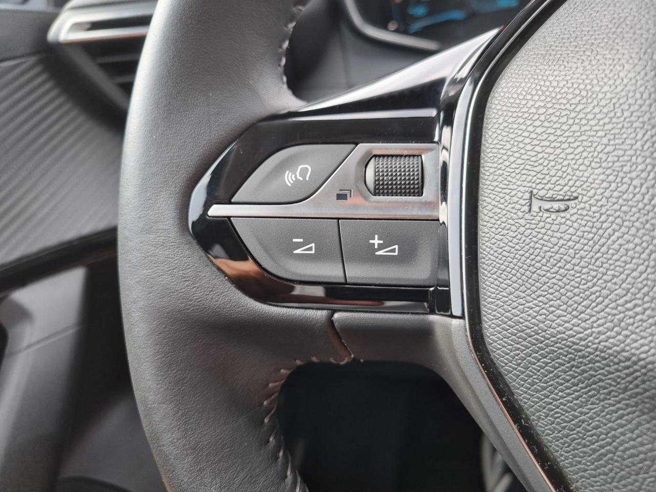 PEUGEOT 2008 motore elettrico 136 CV Allure - 23