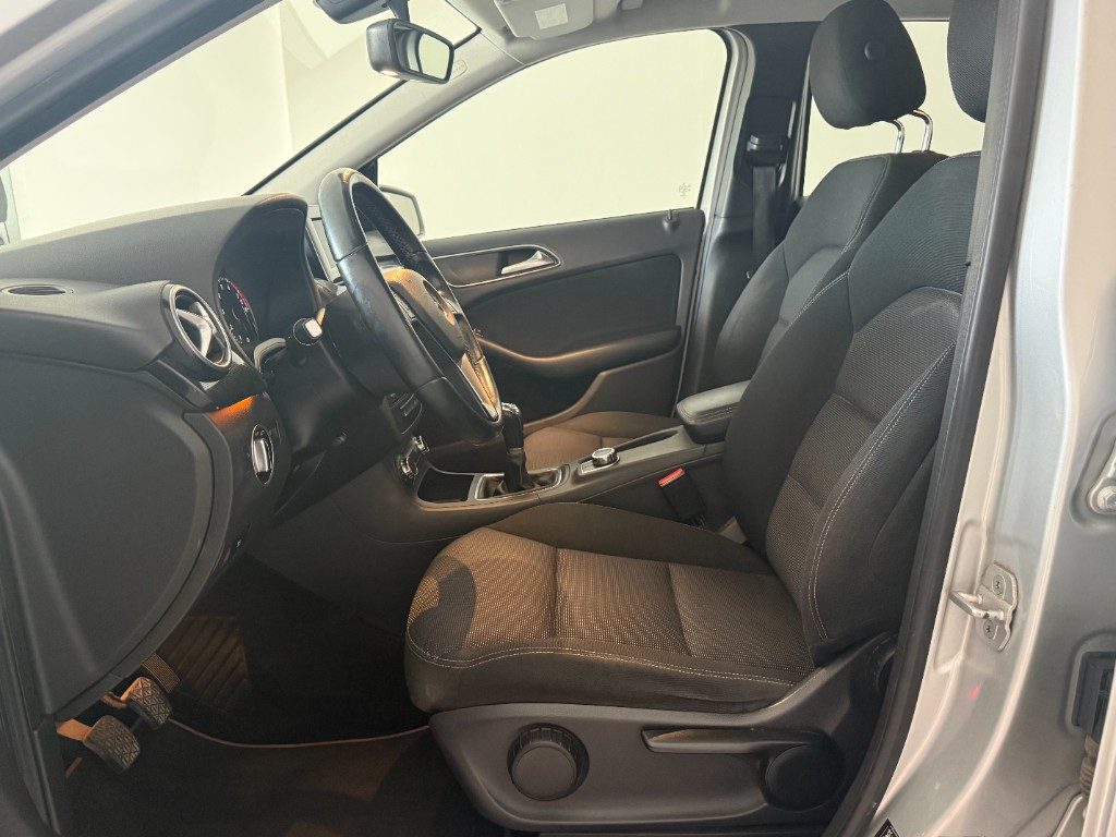 MERCEDES-BENZ B 180 Executive - 9