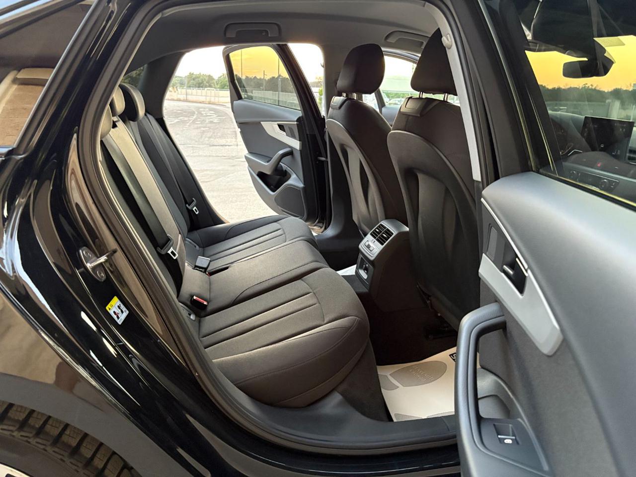 AUDI A4 35 TDI/163 CV S tronic S line edition TOTAL BLACK - 11