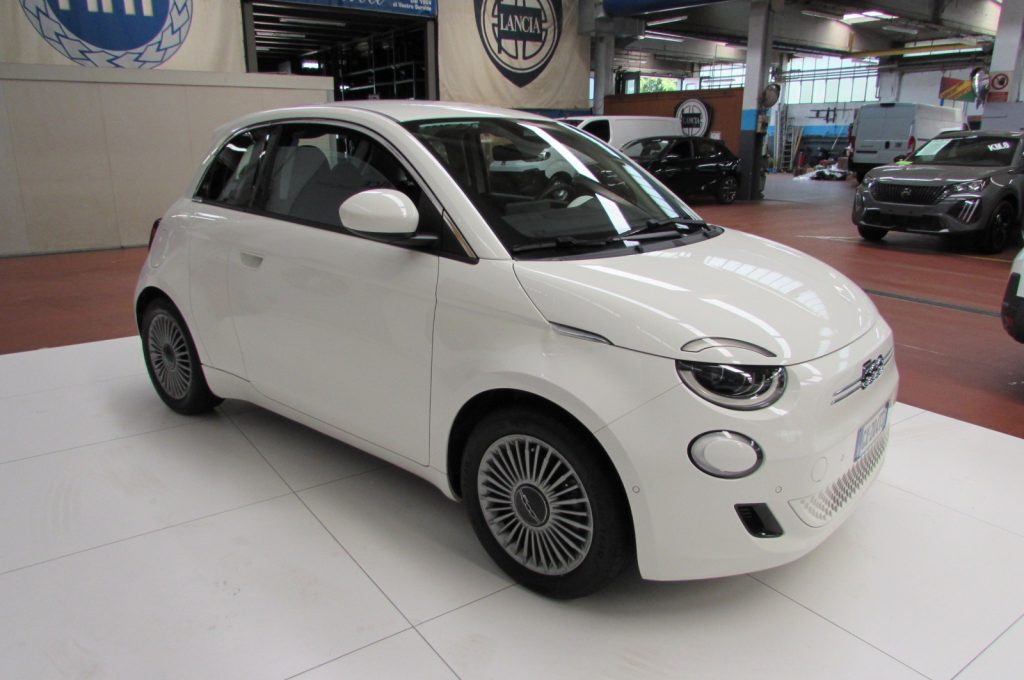 FIAT 500e 3+1 42 kWh AUTONOMIA 320Km. - 3