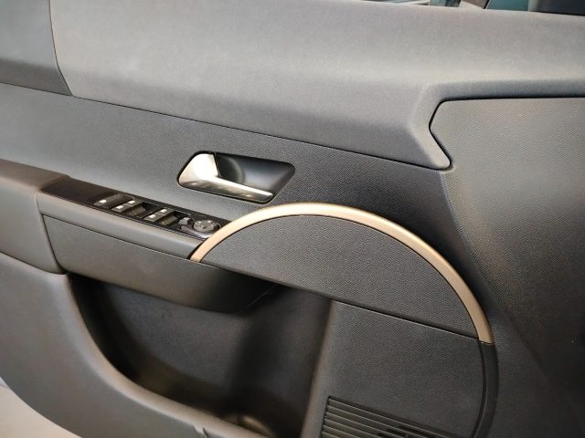 LANCIA Ypsilon — foto 32 di 32