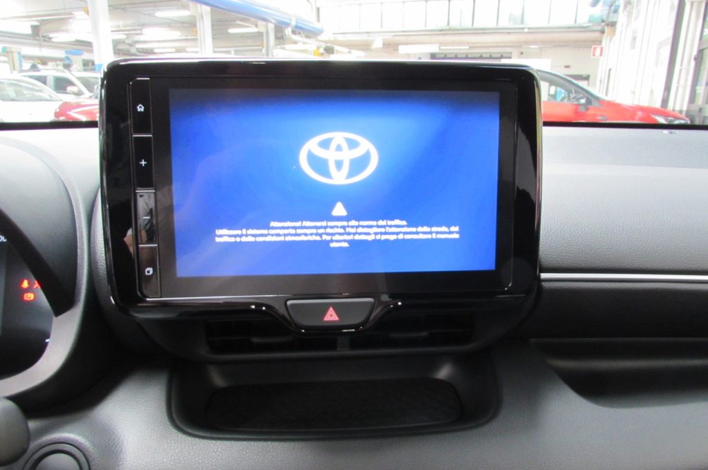 TOYOTA Yaris 1.5 Hybrid 5 porte ICON KM ZERO - 9