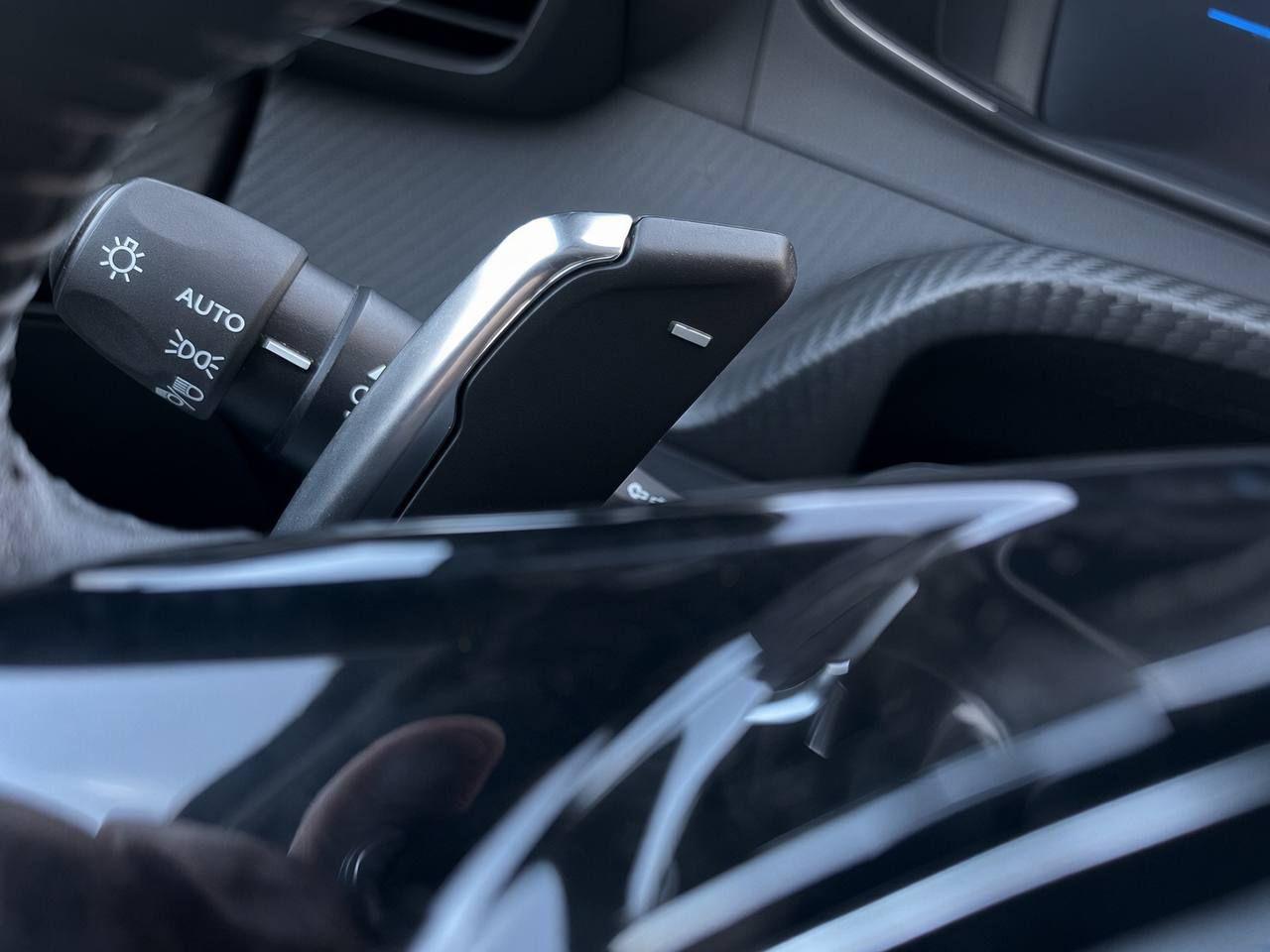 PEUGEOT 2008 Hybrid 145 e-DCS6 Allure - 16