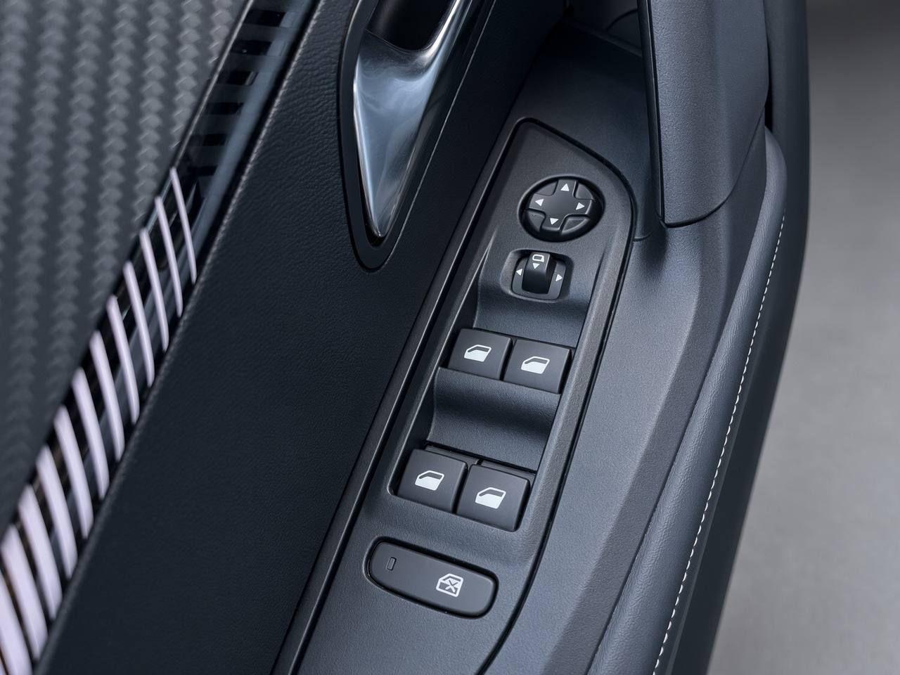 PEUGEOT 2008 Hybrid 145 e-DCS6 Allure - 28