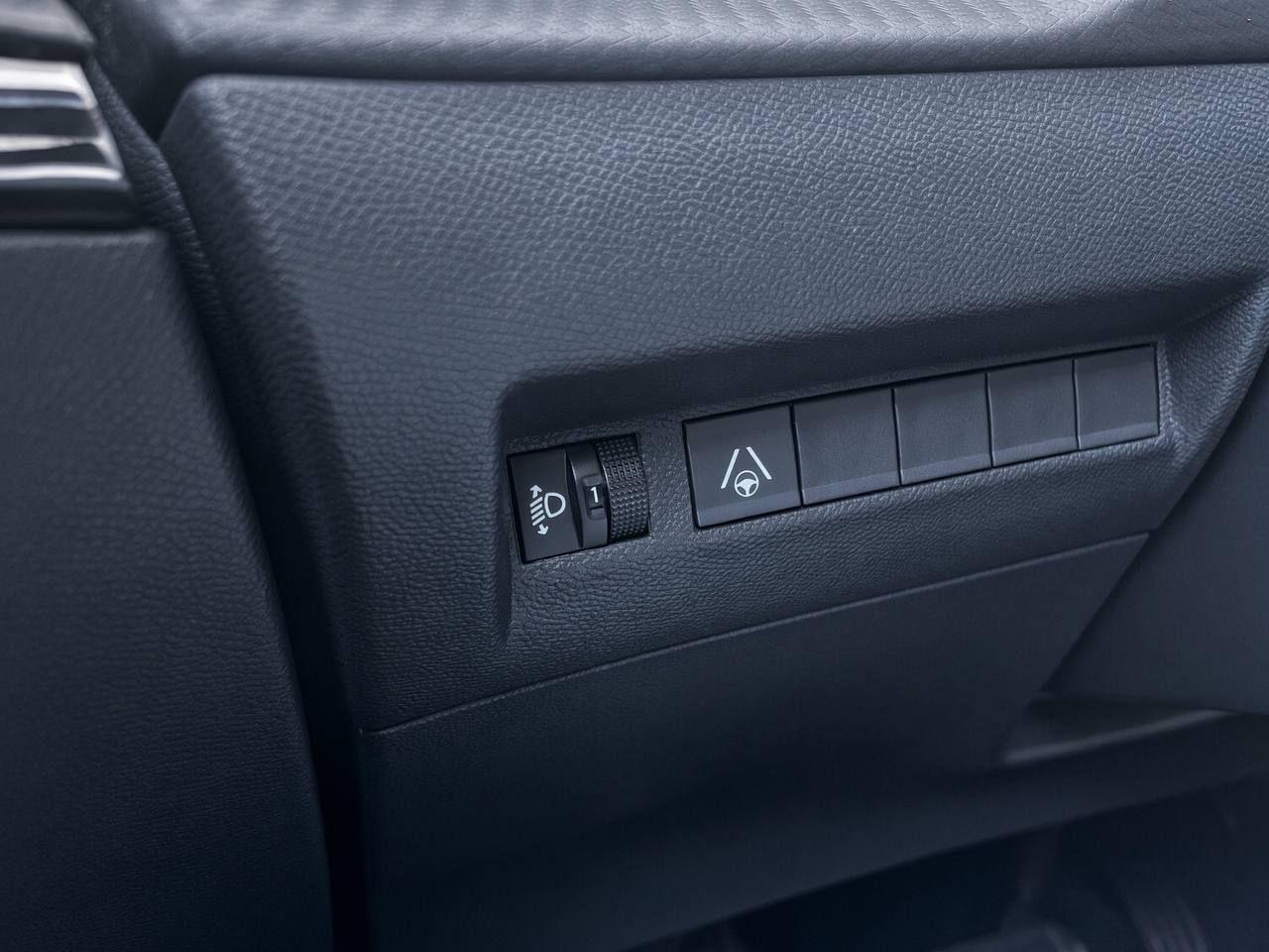 PEUGEOT 2008 Hybrid 145 e-DCS6 Allure - 27