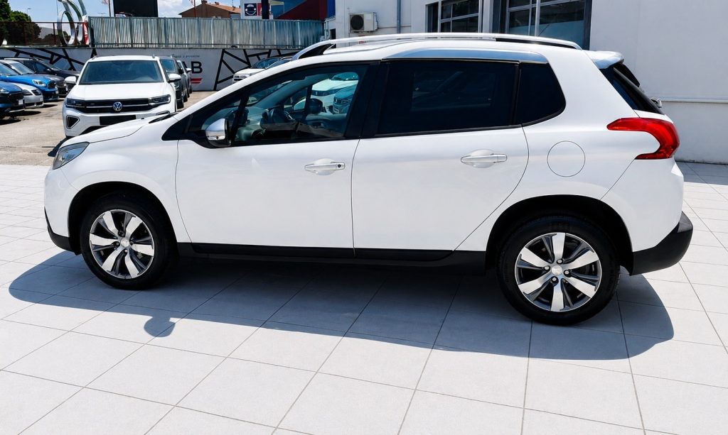 PEUGEOT 2008 1.4 HDi 68 Cv Navi Neo Patentati - 6