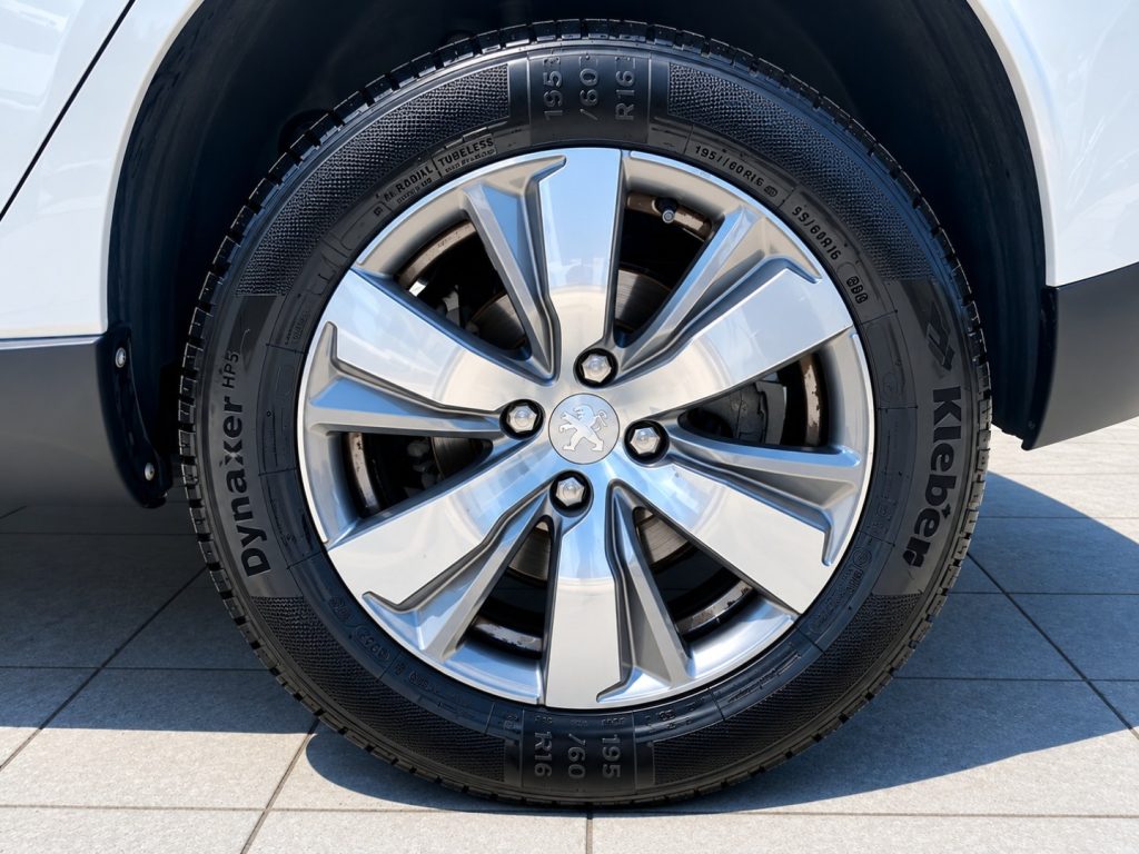 PEUGEOT 2008 1.4 HDi 68 Cv Navi Neo Patentati - 7