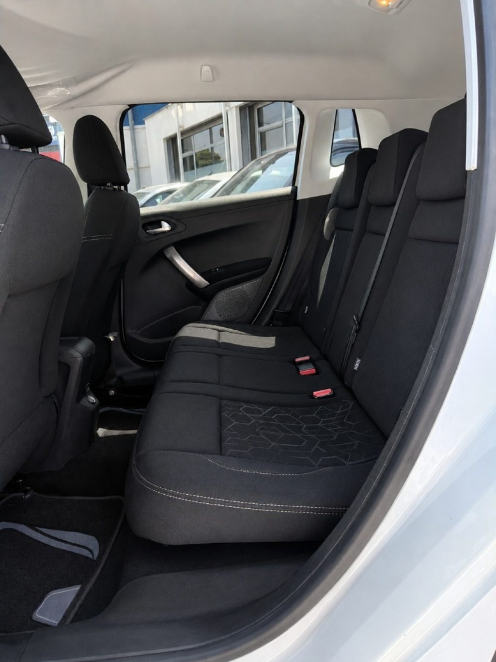 PEUGEOT 2008 1.4 HDi 68 Cv Navi Neo Patentati - 9
