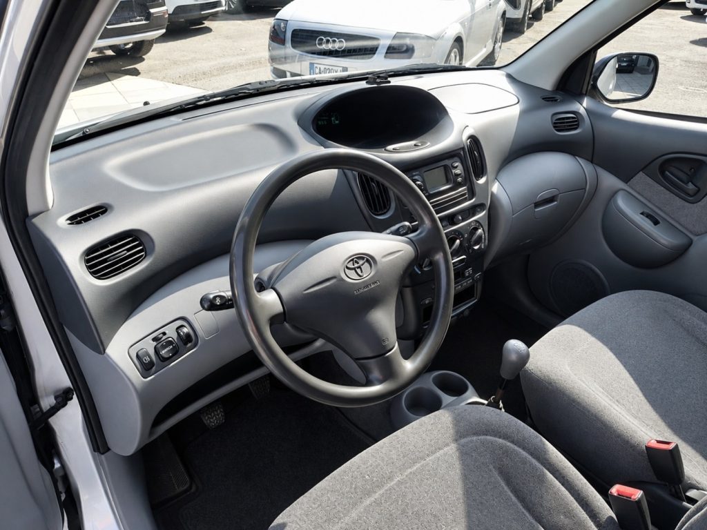TOYOTA Yaris Verso 1.3i 16V Ok Neopatentati - 9