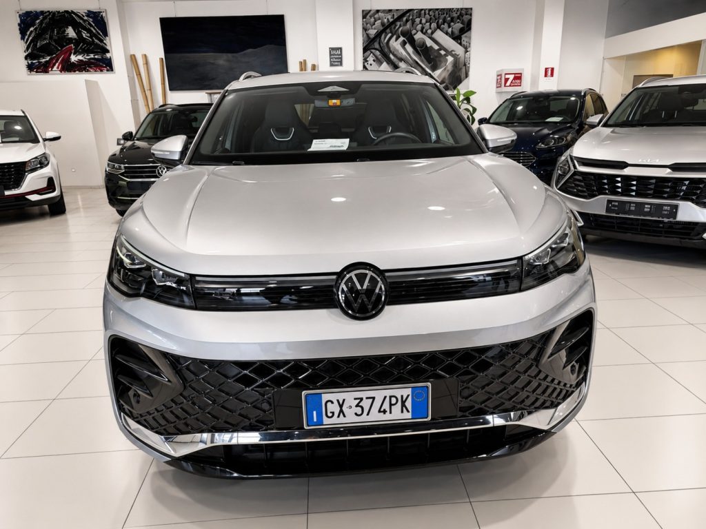 VOLKSWAGEN Tiguan R-Line DSG 2.0 TDI 150 CV Alcantara Aziendale - 3