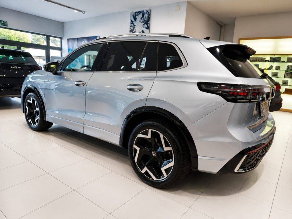 VOLKSWAGEN Tiguan R-Line DSG 2.0 TDI 150 CV Alcantara Aziendale - 4