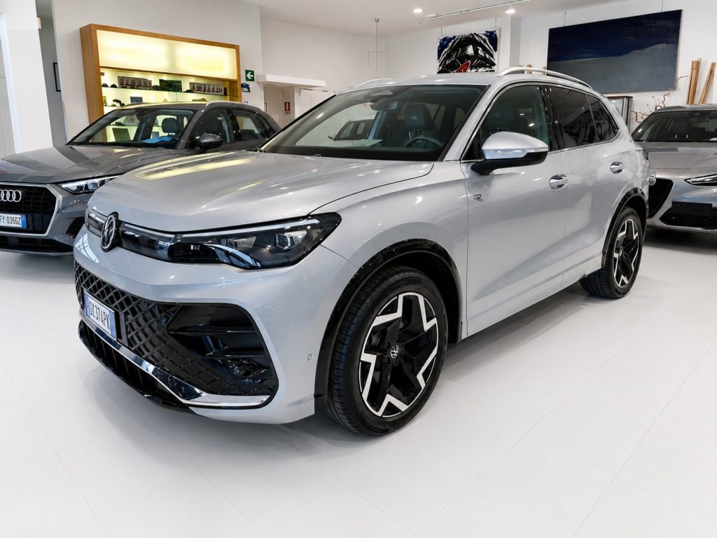 VOLKSWAGEN Tiguan R-Line DSG 2.0 TDI 150 CV Alcantara Aziendale - 2