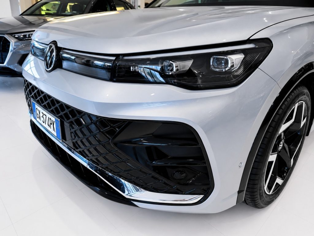 VOLKSWAGEN Tiguan R-Line DSG 2.0 TDI 150 CV Alcantara Aziendale - 20