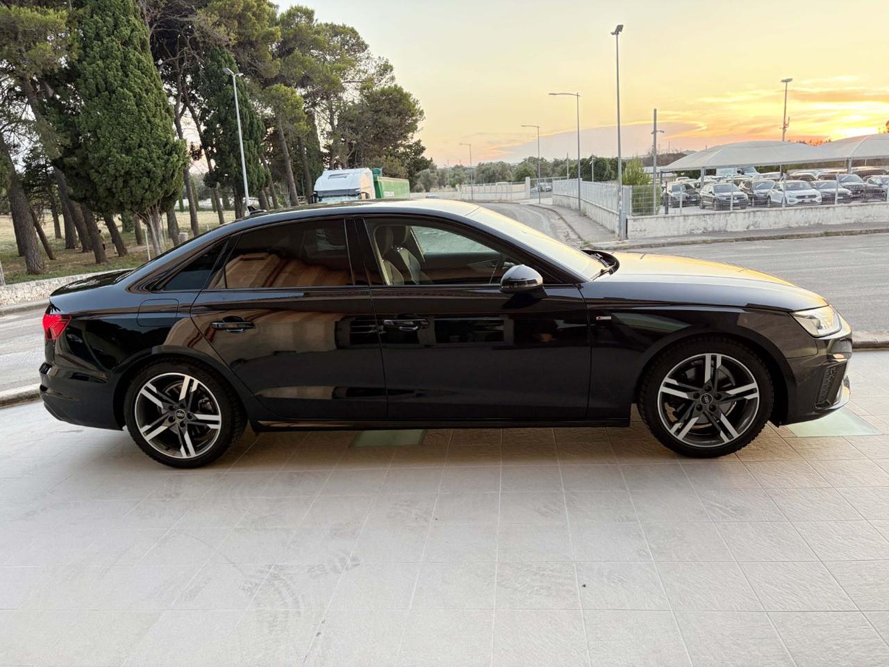 AUDI A4 35 TDI/163 CV S tronic S line edition TOTAL BLACK - 4