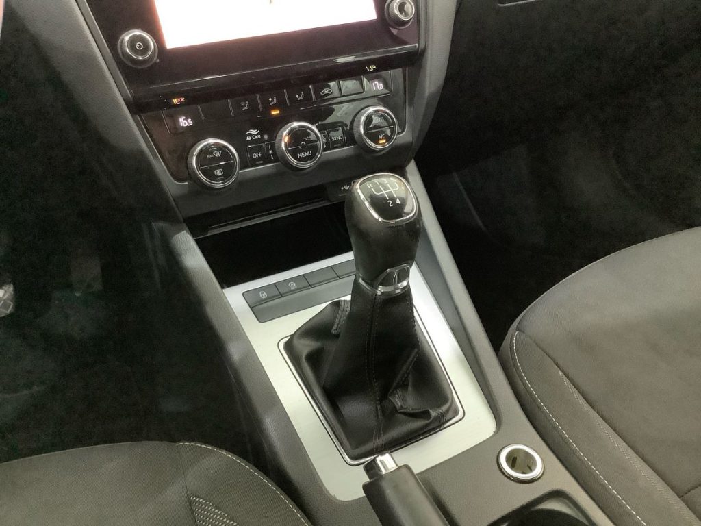 SKODA Octavia 1.6 TDI CR 115 CV Executive - 8