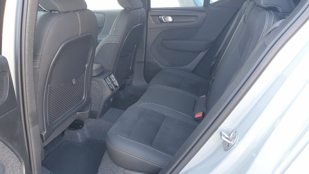 VOLVO XC40 B3 automatico Ultra Black Edition - Grid Foto 7
