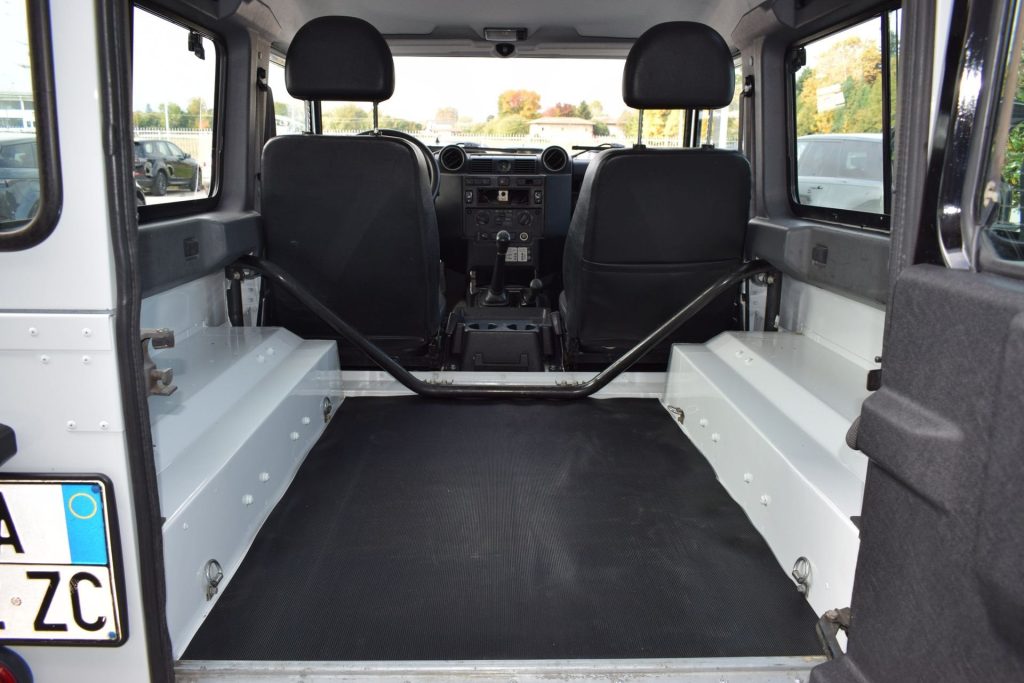 LAND ROVER Defender Defender 90 2.2 TD4 Station Wagon N1 AUTOCARRO IVA - 17