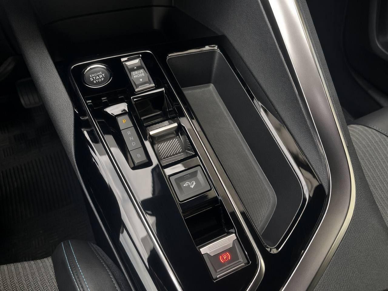 PEUGEOT 3008 Hybrid4 300 e-EAT8 Allure Pack - 26