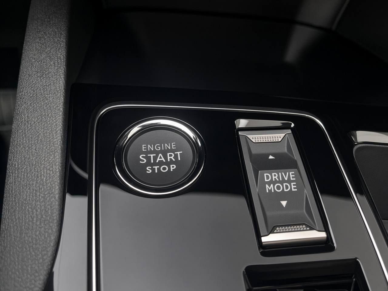 PEUGEOT 3008 Hybrid4 300 e-EAT8 Allure Pack - 25